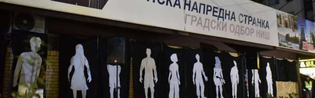 Protestom ispred prostorija SNS u Nišu obeleženo 11 meseci od pada nadstrešnice u Novom Sadu