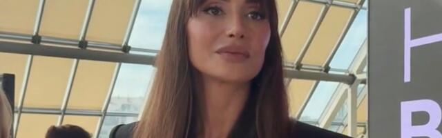 Mokra i golog stomaka! Emina Jahović raspalila maštu muškarcima, a kad spusti bikini vidi se skrivena tetovaža