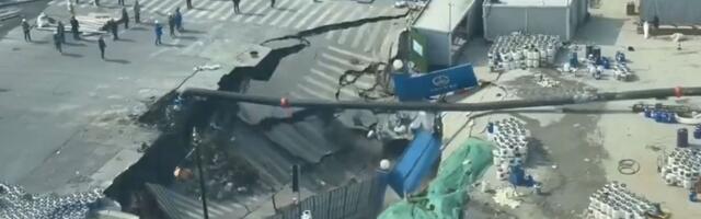 SNIMAK KATASTROFE Ovako se džinovska rupa otvorila i progutala čitavu raskrnicu u Šangaju