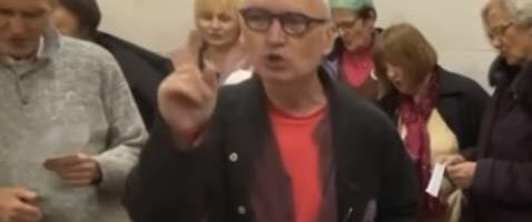 SKANDALOZNO PONAŠANJE! Blokaderi ponovo napravili incident, na tribini u Kuli monstruozno vređali patrijarha i SPC (VIDEO)