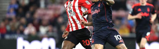 Pukla bruka na severu Engleske: Notingem Forest petardirao Sanderlend, više do 13.000 ljudi napustilo stadion pre poluvremena!