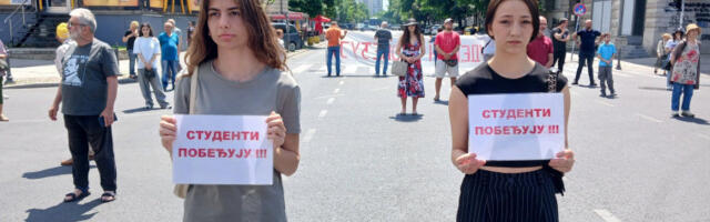 Док цео свет честита Србији, малобројни студенти поново малтретирају грађане