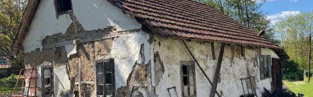 GLUMAC POKAZAO RUINIRANU KUĆU BLIZU ZLATIBORA: Potkočena letvama, FASADA PUCA SA SVIH STRANA, a onda se prisetio uspomena (FOTO)