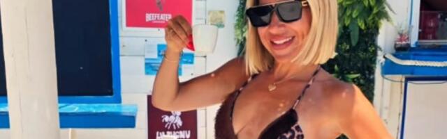 Italijani odlepili za Jovanom Jeremić! Tigrasti bikini napravio haos na plaži, a svi je ovo pitaju