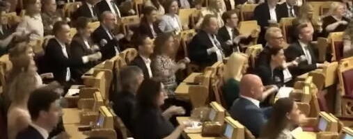NESTVARNA SCENA U SKUPŠTINI! Pogledajte kako su poslanici podržali svoje fudbalere na Mundijalu! Ovaj snimak obilazi planetu! VIDEO