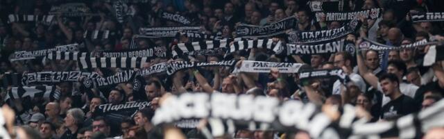 "Samo narodno, nikad napredno": Poruka navijača Partizana u Areni (FOTO)