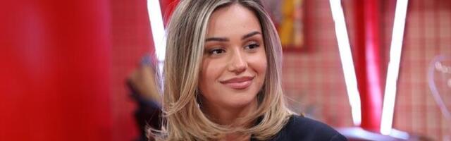 Ups! Breskvica zaboravila da obuče gaće, kad je povukla haljinu sve se videlo (FOTO)