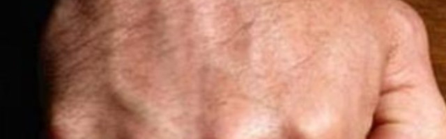 Kucanje u drvo je običaj koji je veoma rasprostranjen, a malo ljudi zna kako je nastao