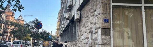 Skela uklonjena, problem ostao: Većnik tvrdi da Nišlije prolaze pored nebezbedne zgrade
