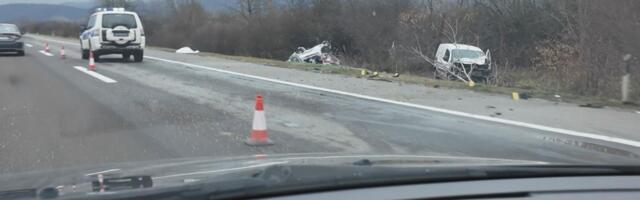 TEŠKA NESREĆA KOD KRAGUJEVCA, STRAHUJE SE DA IMA MRTVIH: Jedan automobil se zapalio nakon sudara (foto)