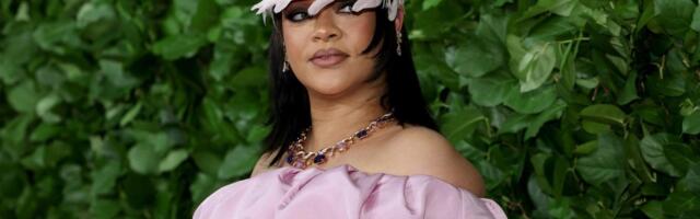 "Obukla zavesu, pa je uparila sa dušekom na naduvavanje" Urnebesni komentari na račun Rijanine haljine