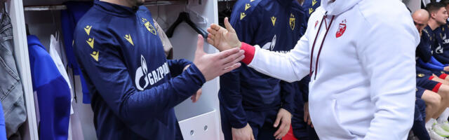 Kakva scena na kraju! Evo kako su se fudbaleri Zvezde oprostili od trenera Milojevića! (FOTO)