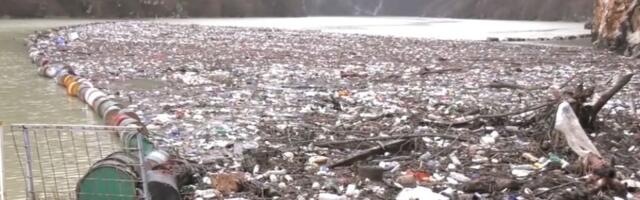 VIDEO: Smeće iz Srbije i Crne Gore zatrpava Drinu kod Višegrada