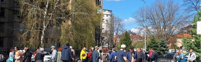 Stanari zgrada na protestu poručili: Ostaćemo bez igrališta i parkinga