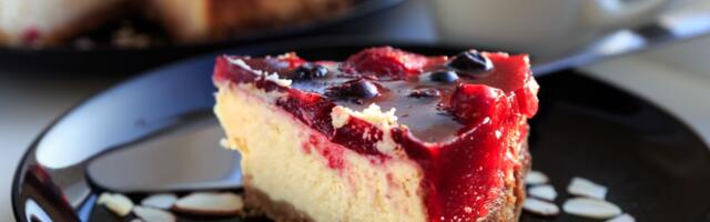 Brza mileram torta sa šumskim voćem: Posle praznoika svi traže lagani desert koji "resetuje" stomak