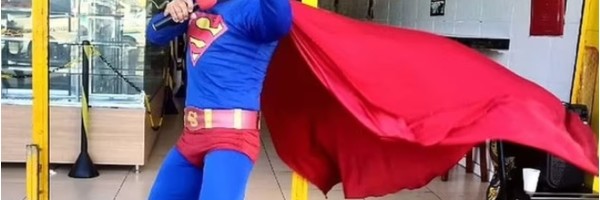 Supermen propo - komičar pokušao da zaustavi autobus koji ga je oduvao