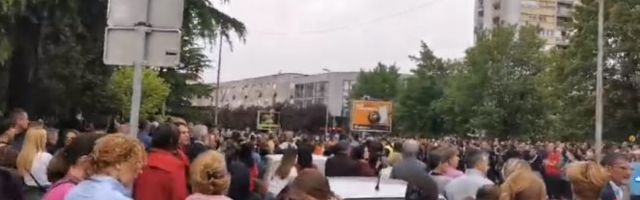 ZABRANJENA LITIJA U NIKŠIĆU! Građani sponatno krenuli u protestnu šetnju (VIDEO)