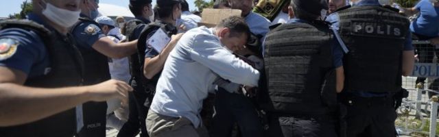 DRAMA ISPRED AJA SOFIJE! Vernici probili kordon, hitna pomoć iznosi onesvešćene! (FOTO)