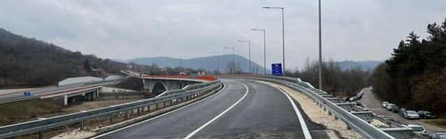 Udes na Sarajevskom mostu kod Leskovca, povređen otac sa sinovima