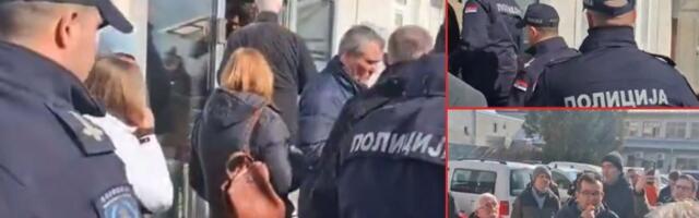 Opozicija u Novom Sadu ušla u JKP "Vodovod": Stigao i direktor, prisutna i policija (VIDEO, FOTO)