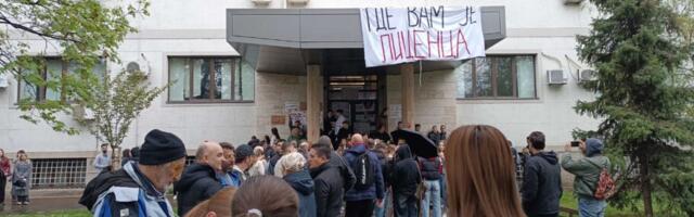 Počeo protest ispred niškog Medicinskog fakulteta, studenti pitaju -„Gde vam je licenca?“