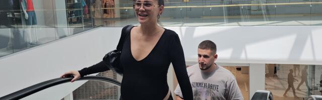(VIDEO) TRUDNA VODITELJKA NAKON DUŽE VREMENA U JAVNOSTI: Jelena (30) sa stomakom do zuba, bez trunke šminke, verenik se ne odvaja od nje