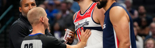 OZBILJAN SKANDAL U NBA LIGI Igrač Dalasa oborio Vukčevića za zemlju, umalo tuča, sudije jedva smirile Srbina (VIDEO)