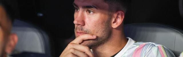 ŽENE SU ODLEPILE NA OVU FOTKU DUŠANA VLAHOVIĆA! Fudbaler Juventusa pozirao ispred foto-aparata, devojke zapalile Instagram komentarima i lajkovima! (FOTOI