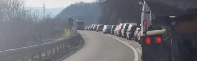 Blokiran saobraćaj na Zlatiboru: Šetaju magistralom kad im se prohte