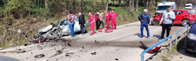 Više povređena u udesu dva automobila kod Leskovca