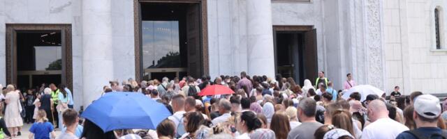 Dve grupe vernika mogu do pojasa Bogorodice bez čekanja: Red ispred Hrama dug 5 km, uvedena stroga  pravila za ulazak
