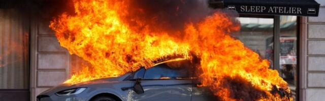 ZAPALJEN SALON AUTOMOBILA TESLA! Učesnici protesta razbili i prozore banke, policija morala da primeni silu! (FOTO, VIDEO)