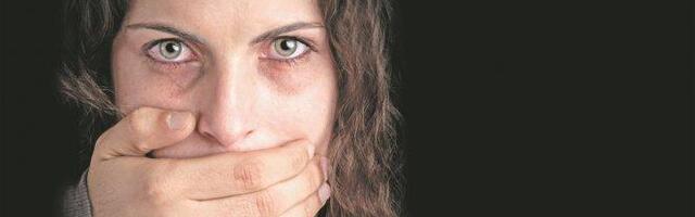 "SUPRUG MI JE ZARIO NOŽ 17 PUTA, A BEBU IZ NARUČJA BACIO NA POD!" Jeziva ispovest žene o stravičnom porodičnom nasilju - priča koja SLAMA SRCA