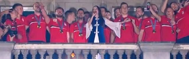 "Veseli se, srpski rode": Poruka šampiona sa balkona (VIDEO)
