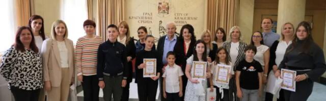 Uručeni pametni satovi učenicima nagrađenima na konkursu "Pričajmo o zdravlju"