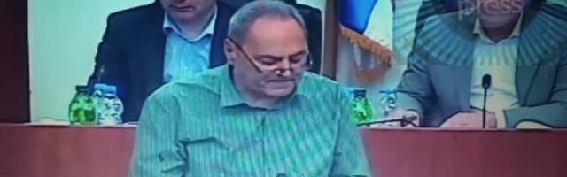 Odbornici opozicije protestuju zbog noćnih sednica Skupštine grada ćutanjem za govornicom