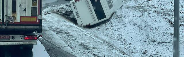Prve fotografije nakon nesreće u Novoj Pazovi: Autobus ostao prevrnut kraj puta
