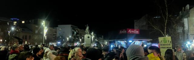 Protest ispred Jovine gimnazije: Novosađani podržali zahteve učenika (VIDEO, FOTO)