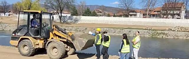 Studenti u Vlasotincu blokirali mašine (video)