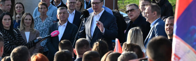 Вучић у селу Котража разговара са мештанима