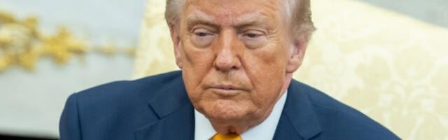 Трамп оптужен да је показао поверљиву мапу путницима на приватном лету