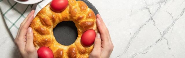 Vaskršnja pletenica ukrašena šarenim jajima: Mekana i slasna, a uspeva i početnicima