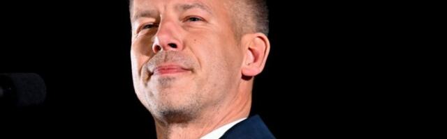 LJUDI GLEDAJU SNIMAK I NE MOGU DA VERUJU: Peter Mađar sa balkona palate video Orbana, pa uradio nešto POTPUNO NEOČEKIVANO! (VIDEO)