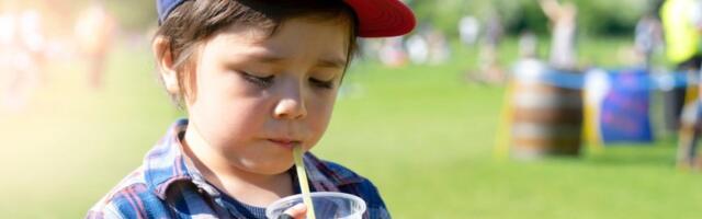 Kupujemo ih svaki dan, a one ozbiljno opasne po zdravlje: Evo šta se zapravo nalazi u slatkim vodicama za decu