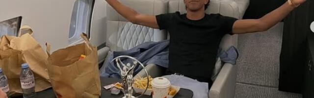 Jamal se povredio, a onda je zgrozio planetu: Jede jeftinu, brzu hranu u privatnom avionu! /FOTO/