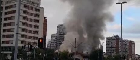 Požar u tržnom centru Enjub: “Nema povređenih civila, dva vatrogasca lakše povređena”