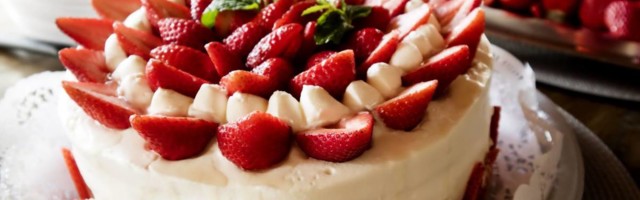 Ledeni vetar je jedina torta koja vam treba da vas spasi od letnjih vrućina - ima najkremastiji fil, a voće sami birate
