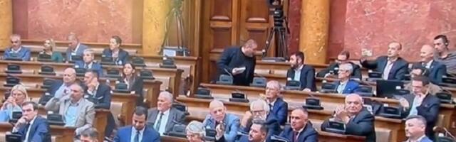 "Hrabri" Bulatović od pištaljki pobegao u SNS (VIDEO)