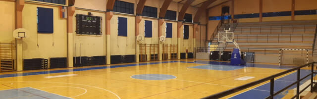 Delimična zamena parketa i obnova podloge u hali niške škole „Dušan Radović“