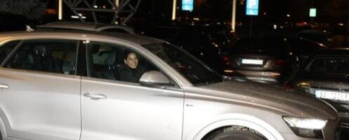 PEVAČICA PRIŽELJKIVALA MILIONERA, A SAD JE BOGATAŠ DRŽI ZA BUTINU! Svi gledaju u ovaj preskupi detalj na njoj, a oni se voze u besnoj mašini (FOTO)